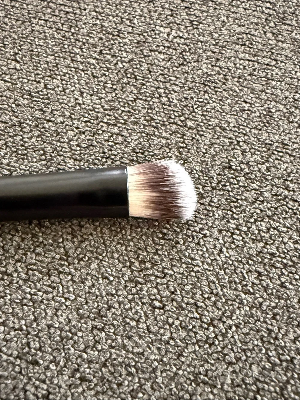 Goo Skin Beauty 302 Angled Definer Brush